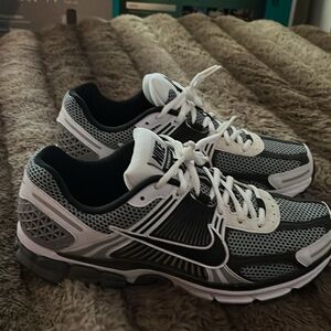Nike Men's Black and White Athletic Shoes